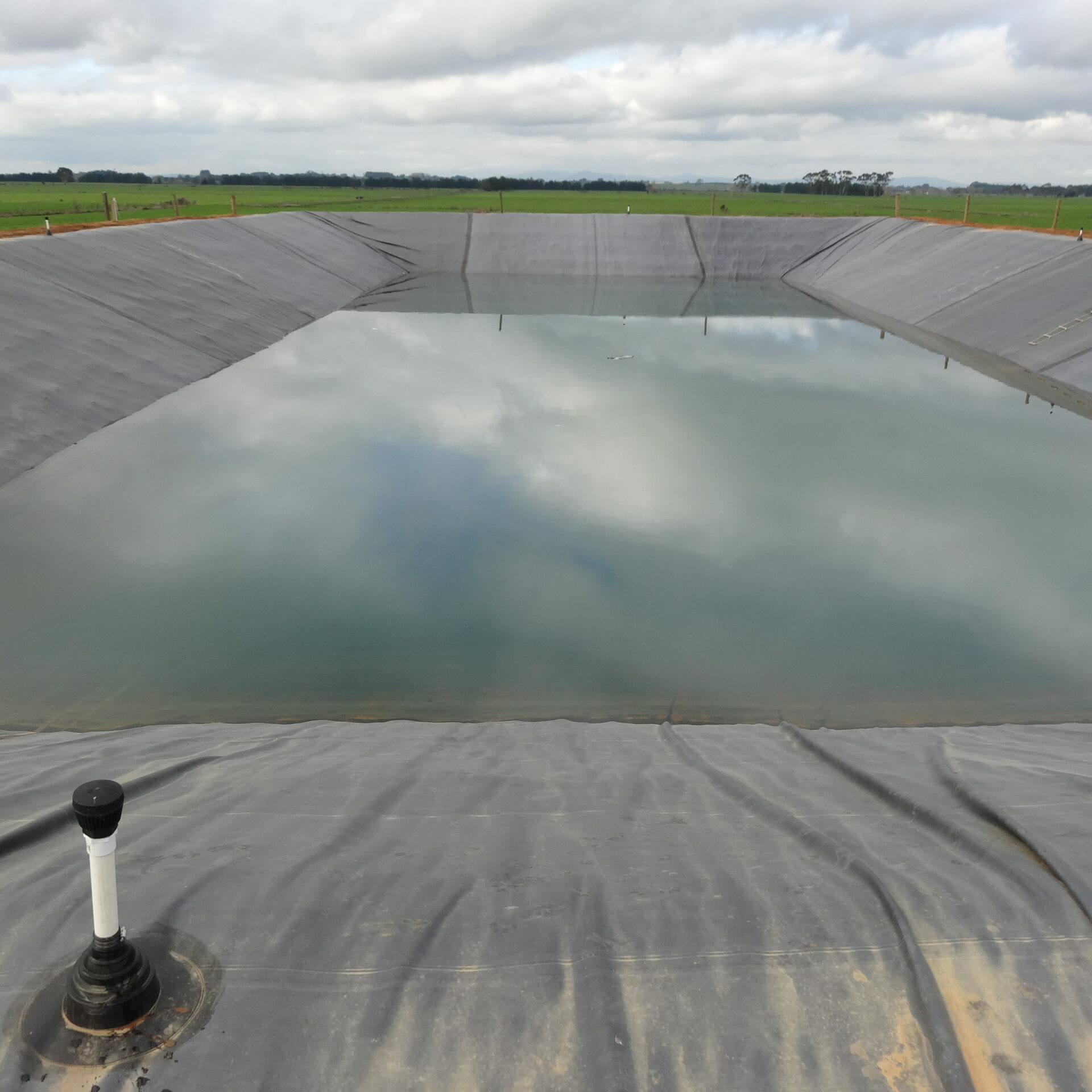 Dairy effluent pondliner with gas vent